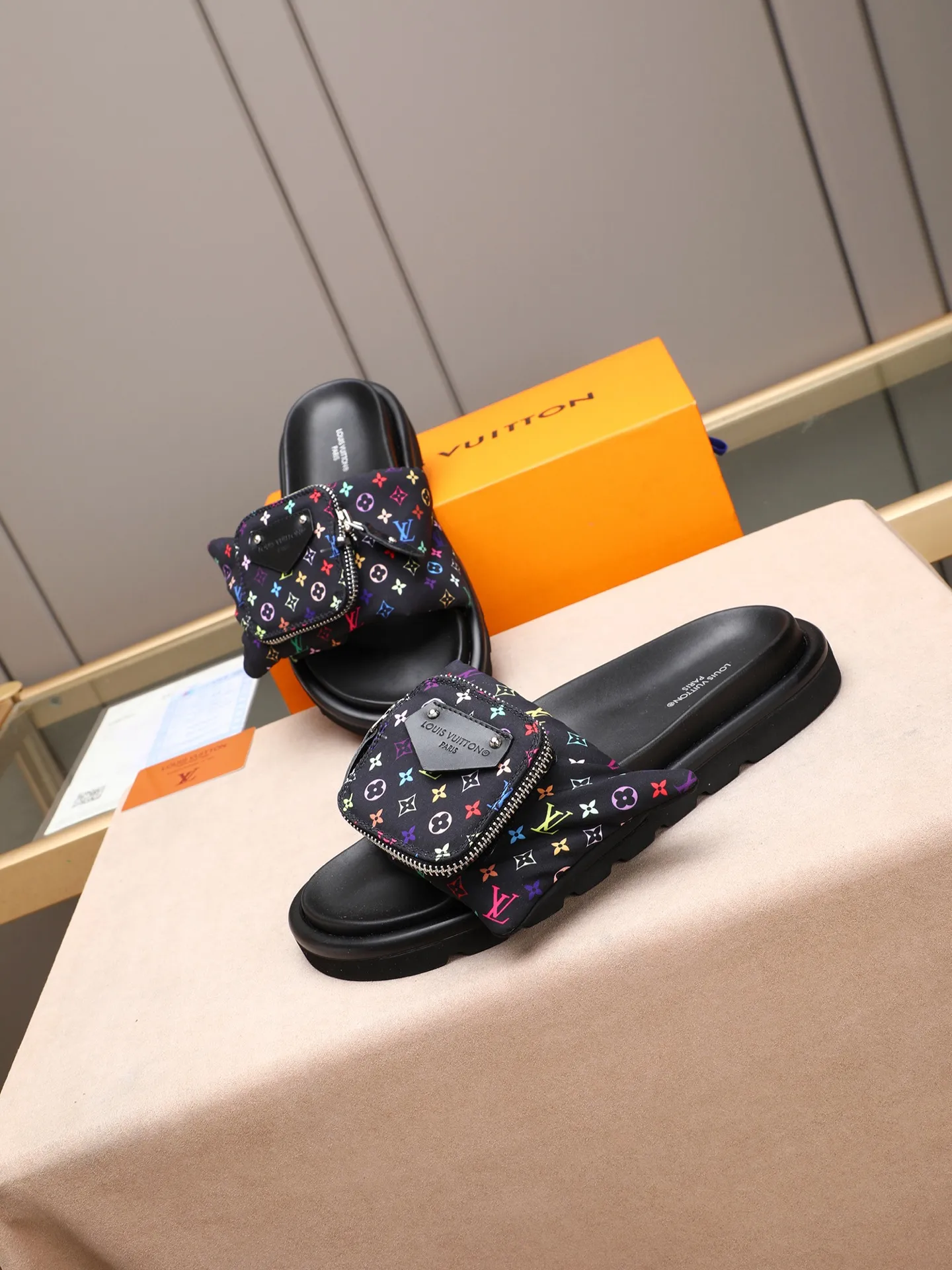 PP400 couple model with drawer box [LOUIS VUITTON] Louis Vuitton, the latest LV official website printed wallet and men's and women's slippers🔥🔥🔥 are now on the market. The drawer box is packed with cloth bags and cards. The upper pattern looks very soft and waxy, and it is a super versatile leg slimming tool. Fabric: Imported denim/down silk cotton embossed, official website pattern printing, lining: water-dyed sheepskin down filling, comfortable to wear, feet: high elastic PU water table. Sole: foam sole, heel height: about 5cm. Size 35-46, 35, 45 and 46 are custom-made and cannot be returned or exchanged. Color: multiple colors available.